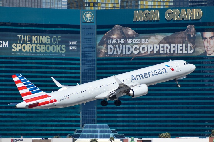 avión despegando del aeropuerto de Las Vegas