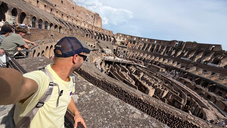 Adri viendo el Coliseo