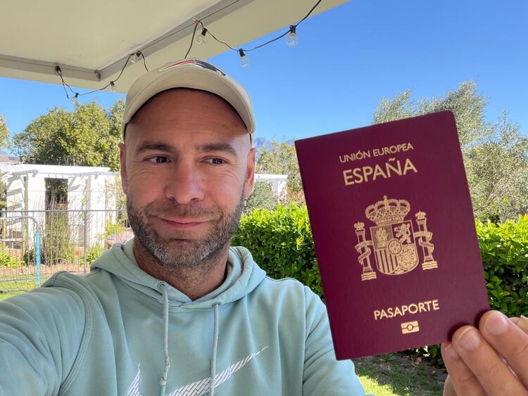 Adri con pasaporte español