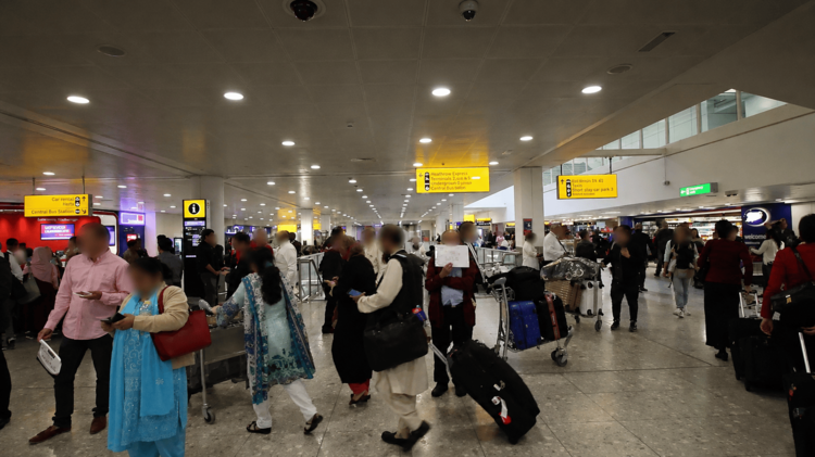 tránsito de gente en el aeropuerto de Heatrhow