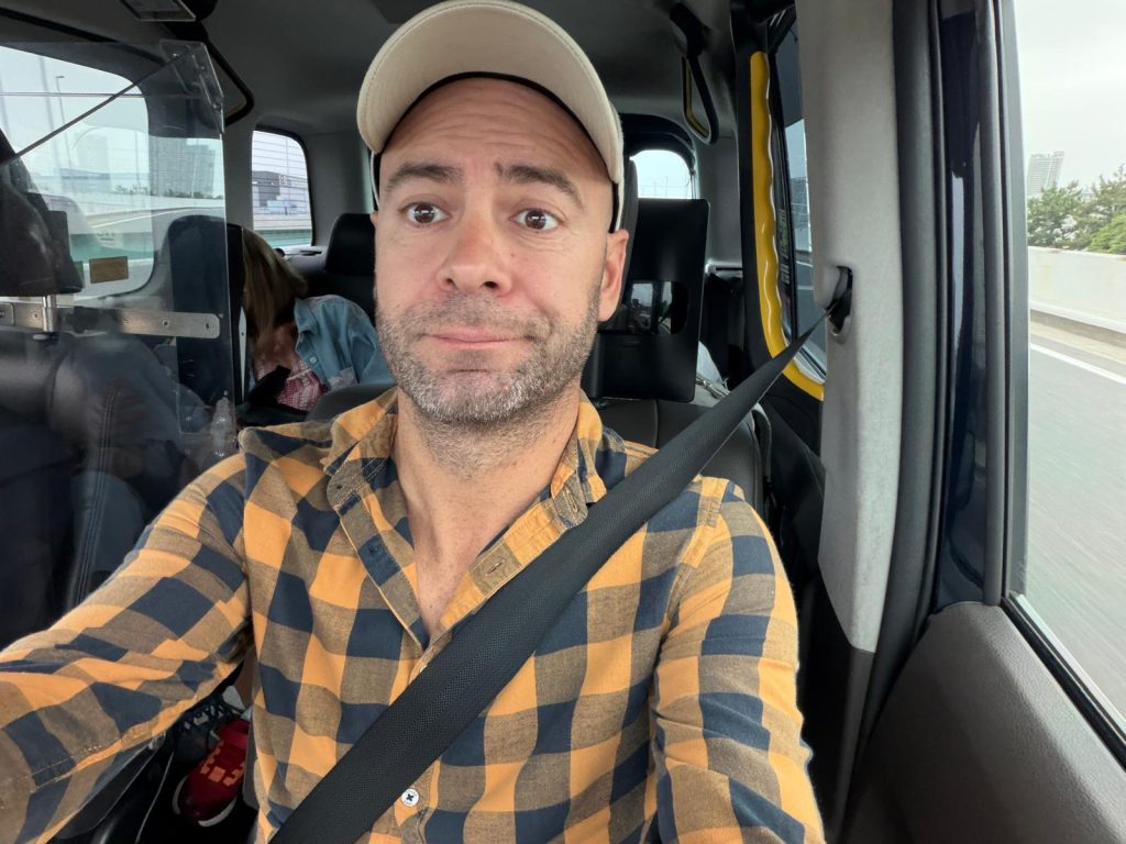 Adri en un taxi de Japón de copiloto